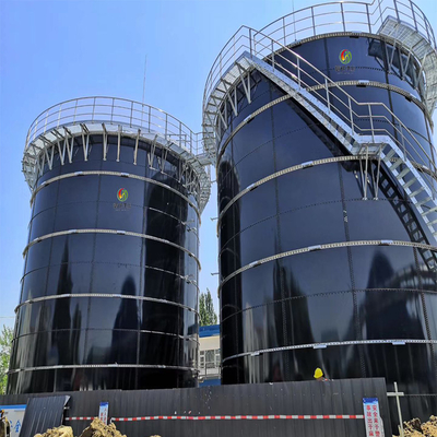 Equipamento industrial de digestão anaeróbica com superfície lisa e polida