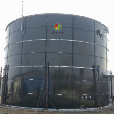 Equipamento industrial de digestão anaeróbica com superfície lisa e polida