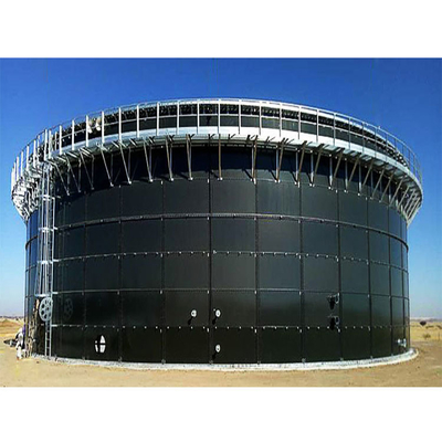 Equipamento industrial de digestão anaeróbica com superfície lisa e polida